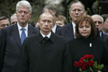 Ruský prezident Vladimir Putin so svojou exmanželkou Ľudmilou, v pozadí americkí exprezidenti Bill Clinton a George H. W. Bush. FOTO: Reuters