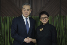 Čínsky minister zahraničných vecí Wang I a indonézska ministerka zahraničných vecí Retno Marsudiová. FOTO: TASR/AP