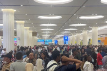 Pasažieri sa hromadia na medzinárodnom letisku v Dubaji v dôsledku zrušenia a meškania letov. FOTO: Reuters