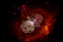 Hviezda éta Carinae schovaná v hmlovine