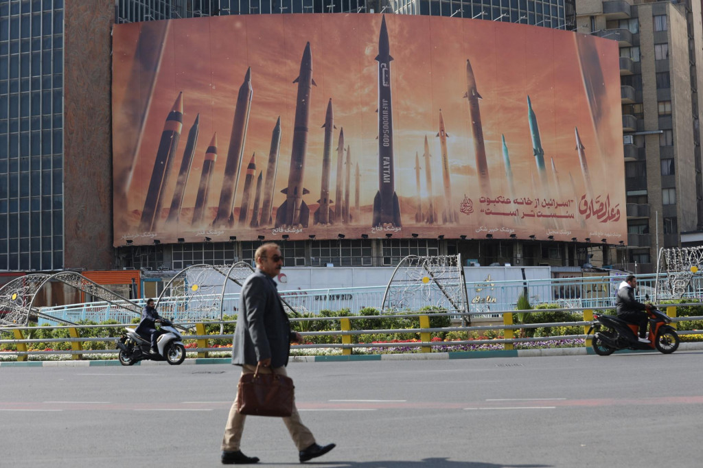 Protiizraelský billboard s obrázkom iránskych rakiet na ulici v Teheráne. FOTO: Reuters