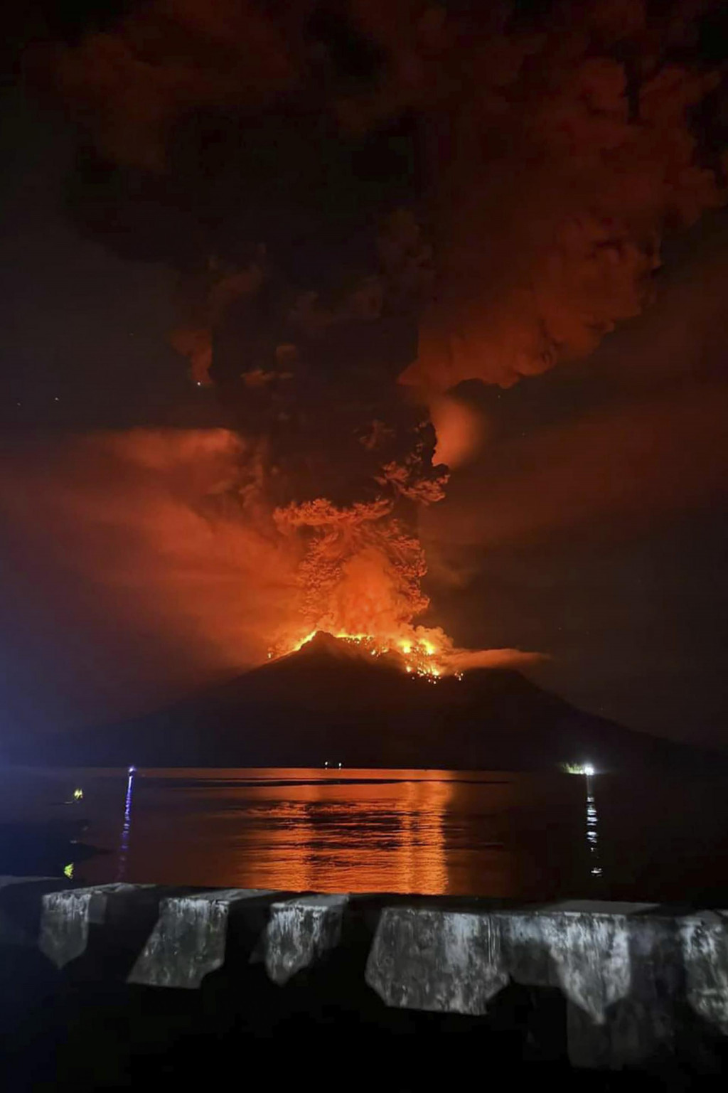 Erupcia sopky na indonézskych ostrovoch Sanguine. FOTO: TASR/AP