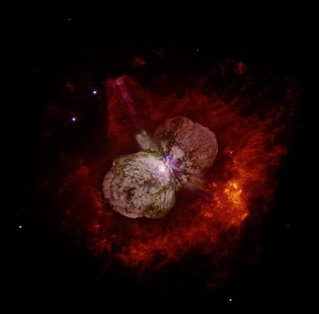 Hviezda éta Carinae schovaná v hmlovine