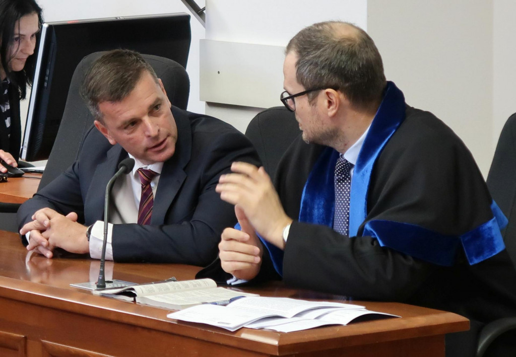 Boris Beňa na Špecializovanom Trestnom súde v Pezinku, vpravo jeho obhajca Peter Kubina. FOTO: TASR/Ondrej Hercegh