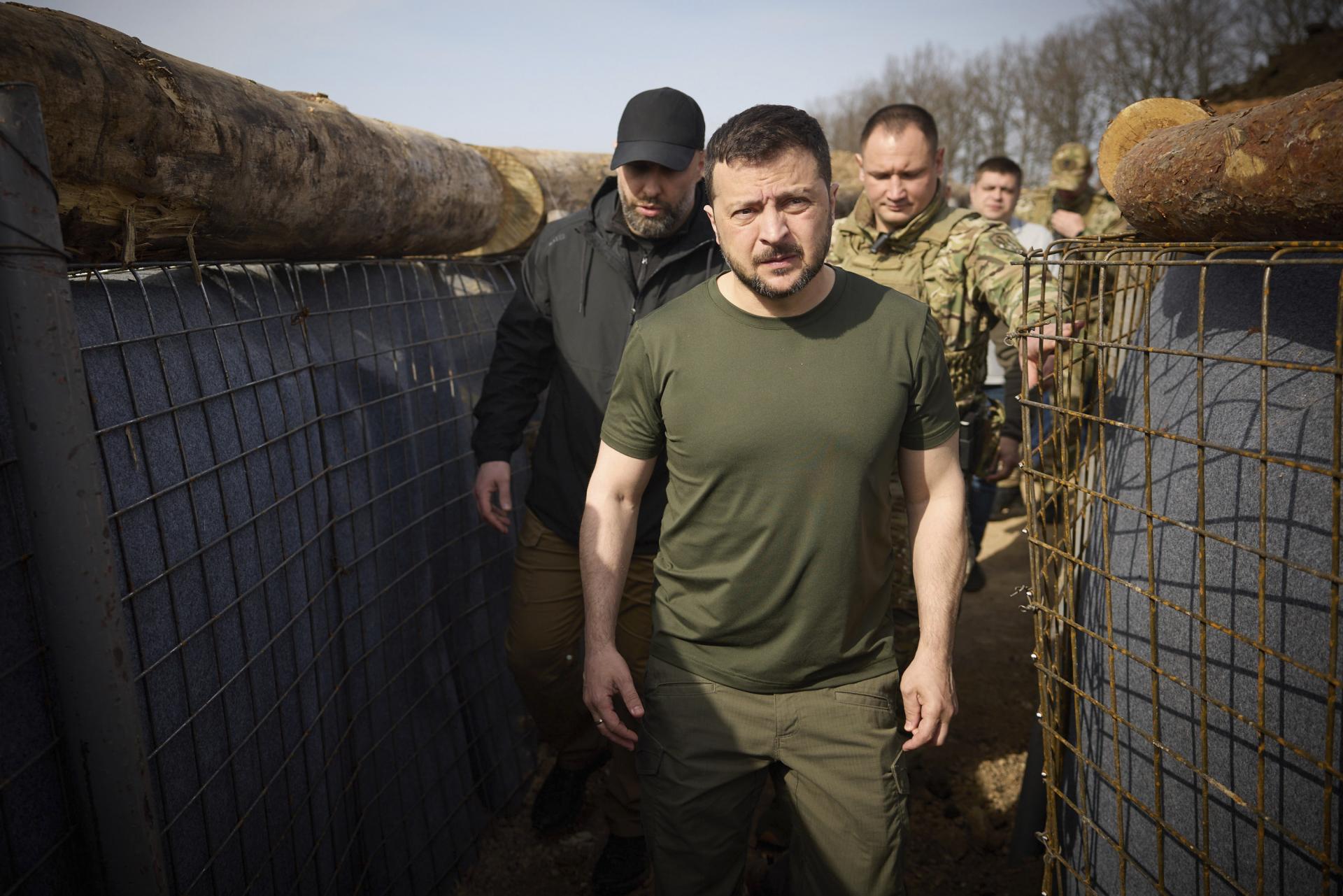 Zelenskyj navštívil mestá na frontovej línii na východe Ukrajiny, odovzdal vyznamenania
