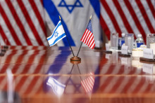 Izraelská a americká vlajka na stole počas stretnutia amerického ministra obrany Lloyda Austina a izraelského ministra obrany Joava Galanta. FOTO: TASR/AP