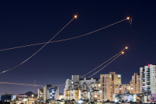 Izraelská protivzdušná obrana čelí raketovému útoku. V aplríli 2024 na ňu Irán vyslal vyše 300 rakiet a útočných dronov. FOTO: Reuters