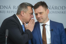 Andrej Danko (vľavo) robí tajnosti okolo nového šéfa parlamentu, zatiaľ čo Tomáš Taraba sa venuje zákonu o civilnej ochrane alebo o verejnoprávnom telerozhlase. FOTO: TASR/J. Kotian
