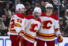 Martin Pospíšil (76) sa so spoluhárčmi z Calgary Flames teší z gólu. FOTO: TASR/AP