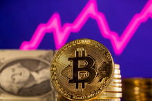 Najväčšia svetová kryptomena bitcoin sa v noci prepadla o viac ako päť percent. FOTO: Reuters