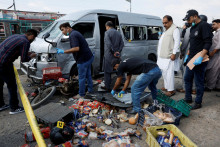 Policajti skúmajú miesto po samovražednom výbuchu v Karáčí. FOTO: Reuters