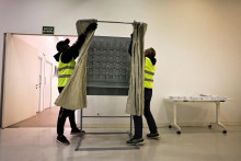 Robotníci pripravujú volebnú miestnosť pred nedeľňajšími voľbami v španielskom autonómnom Baskicku. FOTO: Reuters