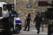 Policajti hliadkujú pred iránskym konzulátom v Paríži. FOTO: TASR/AP
