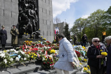 Ľudia kladú narcisy k pamätníku hrdinov povstania vo varšavskom židovskom gete pri príležitosti 81. výročia začiatku povstania vo Varšavskom gete. FOTO: TASR/AP