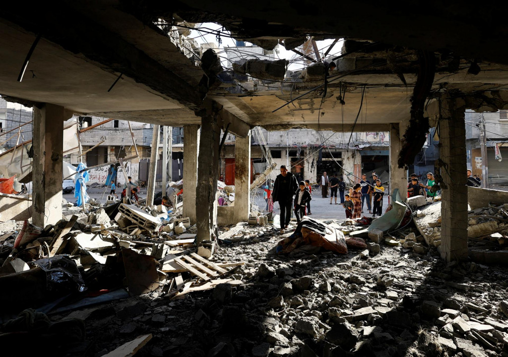 Palestínčania kontrolujú miesto izraelského útoku. FOTO: Reuters