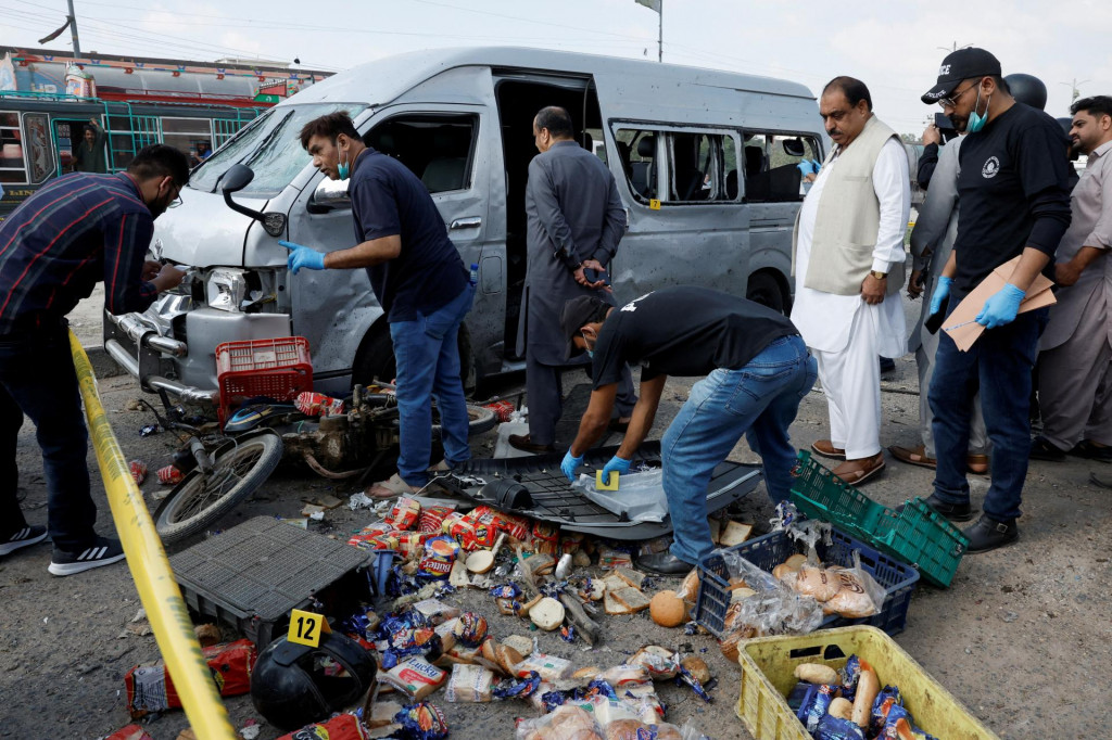 Policajti skúmajú miesto po samovražednom výbuchu v Karáčí. FOTO: Reuters
