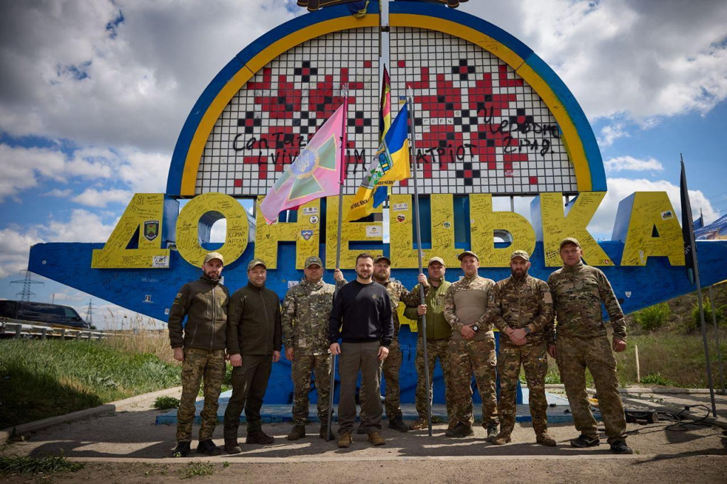 Ukrajinský prezident Volodymyr Zelenskyj s ukrajinskými vojakmi v Doneckej oblasti. FOTO: Reuters