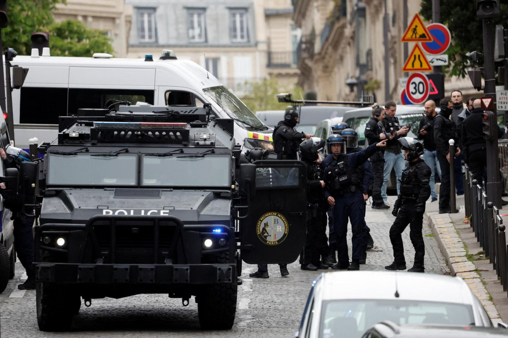 Francúzska polícia a príslušníci francúzskych špeciálnych policajných jednotiek Výskumnej a intervenčnej brigád zaisťujú oblasť neďaleko iránskeho konzulátu. FOTO: Reuters