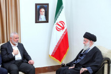 Najvyšší iránsky vodca ajatolláh Alí Chameneí sa stretáva s najvyšším vodcom palestínskeho hnutia Hamas Ismáílom Haníjom. FOTO: Reuters