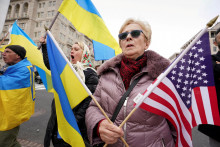 Priaznivci Ukrajiny protestovali proti ruskej invázii na Ukrajinu počas demonštrácie neďaleko Bieleho domu vo Washingtone. FOTO: Reuters