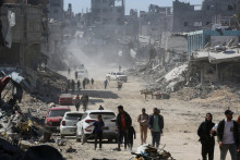 Palestínčania kontrolujú zničené obytné budovy v meste Chán Júnis na juhu Pásma Gazy. FOTO: Reuters