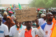 Protest proti americkej vojenskej prítomnosti v Nigeri. Nápis na trasparente znie: „Toto nie je Washington, to je Agadez“. FOTO: Reuters