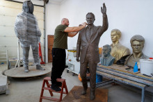 Sochár Agon Qosa pracuje na soche bývalého britského premiéra Tonyho Blaira. FOTO: Reuters
