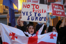 Ľudia sa zúčastňujú protestu proti návrhu zákona o ”zahraničných agentoch” v Tbilisi. FOTO: Reuters