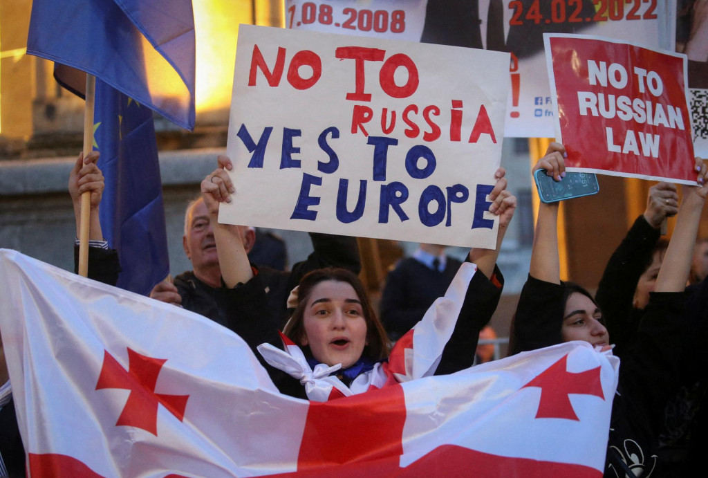 Ľudia sa zúčastňujú protestu proti návrhu zákona o ”zahraničných agentoch” v Tbilisi. FOTO: Reuters