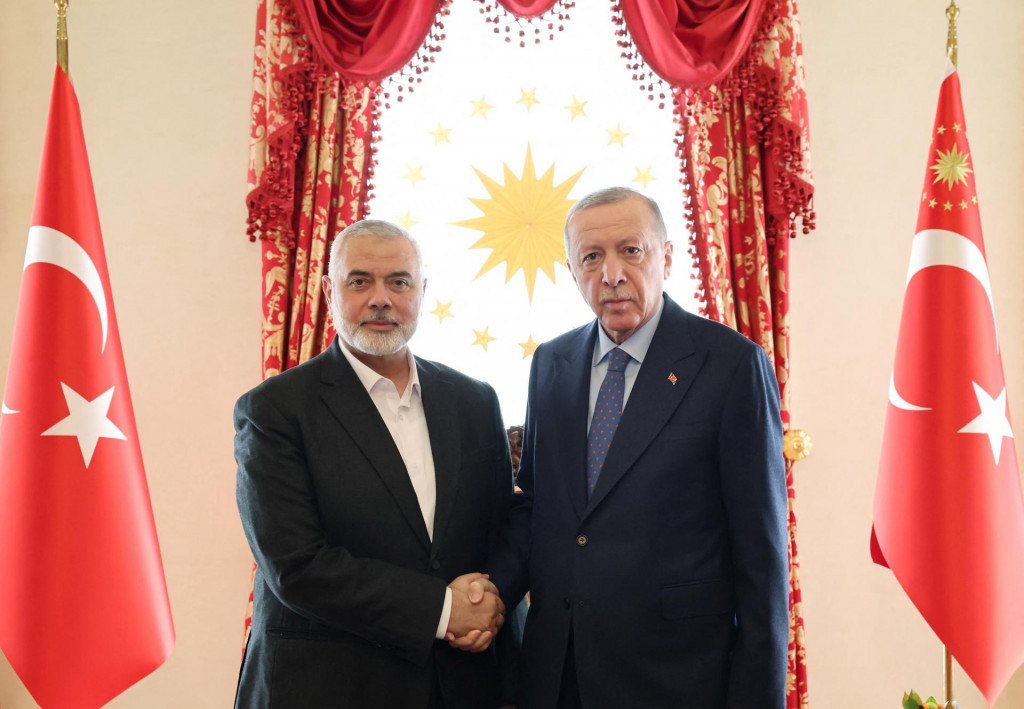 Turecký prezident Tayyip Erdogan sa stretol s Ismáílom Haníjom, vodcom palestínskej islamistickej skupiny Hamas. FOTO: Reuters
