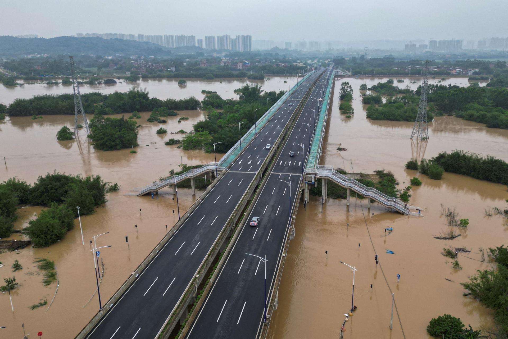 Záplavy v Číne si vyžiadali evakuáciu 60-tisíc ľudí, tri osoby prišli o život