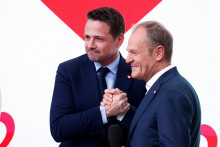 Poľský premiér a líder Občianskej koalície Donald Tusk a starosta Varšavy Rafal Trzaskowski. FOTO: Reuters