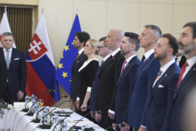 Na snímke zľava predseda vlády SR Robert Fico a ministri na stretnutí členov slovenskej a ukrajinskej vlády 11. apríla 2024 v Michalovciach.

FOTO: TASR/F. Iván