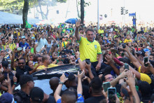 Bývalý brazílsky prezident Jair Bolsonaro sa zúčastňuje demonštrácie v meste Copacabana. FOTO: Reuters