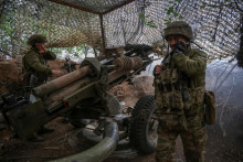 Príslušníci ukrajinskej služby strieľajú z húfnice na ruské jednotky v Doneckej oblasti. FOTO: Reuters