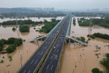 Záplavy po silných dažďoch v Číne. FOTO: Reuters