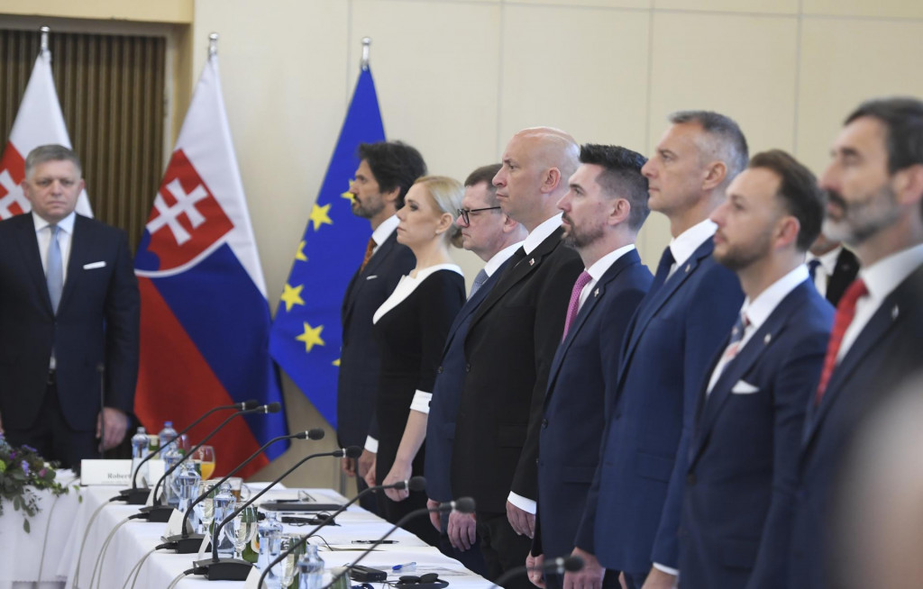 Na snímke zľava predseda vlády SR Robert Fico a ministri na stretnutí členov slovenskej a ukrajinskej vlády 11. apríla 2024 v Michalovciach.

FOTO: TASR/F. Iván