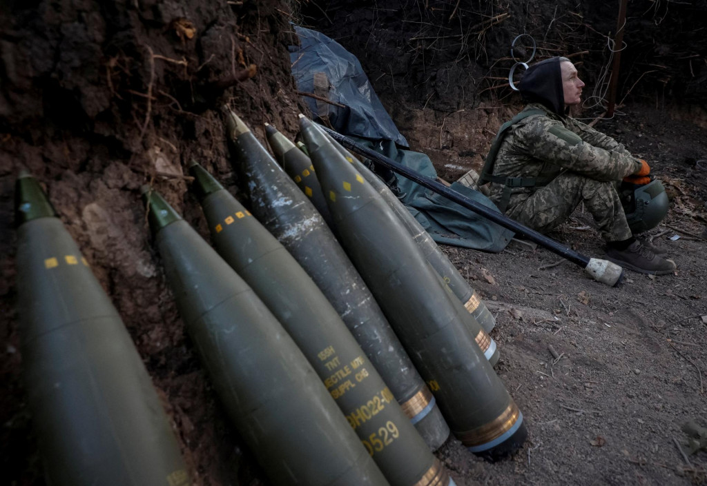 Ukrajinský vojak pripravuje húfnicu na paľbu na ruské jednotky v Doneckej oblasti. FOTO: Reuters
