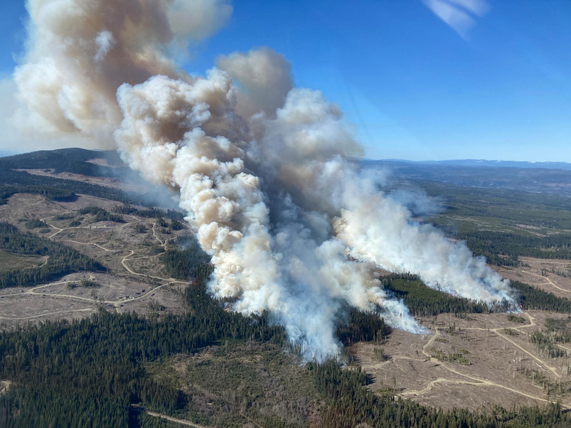 Na západe Kanady bojujú s požiarmi, niektoré trvajú ešte od minulého roka