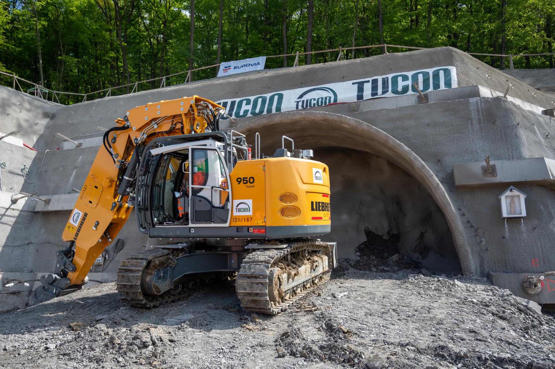 Diaľničiari začali raziť tunel Okruhliak za takmer 350 miliónov. Dokončiť sa má do štyroch rokov, vraví Ráž