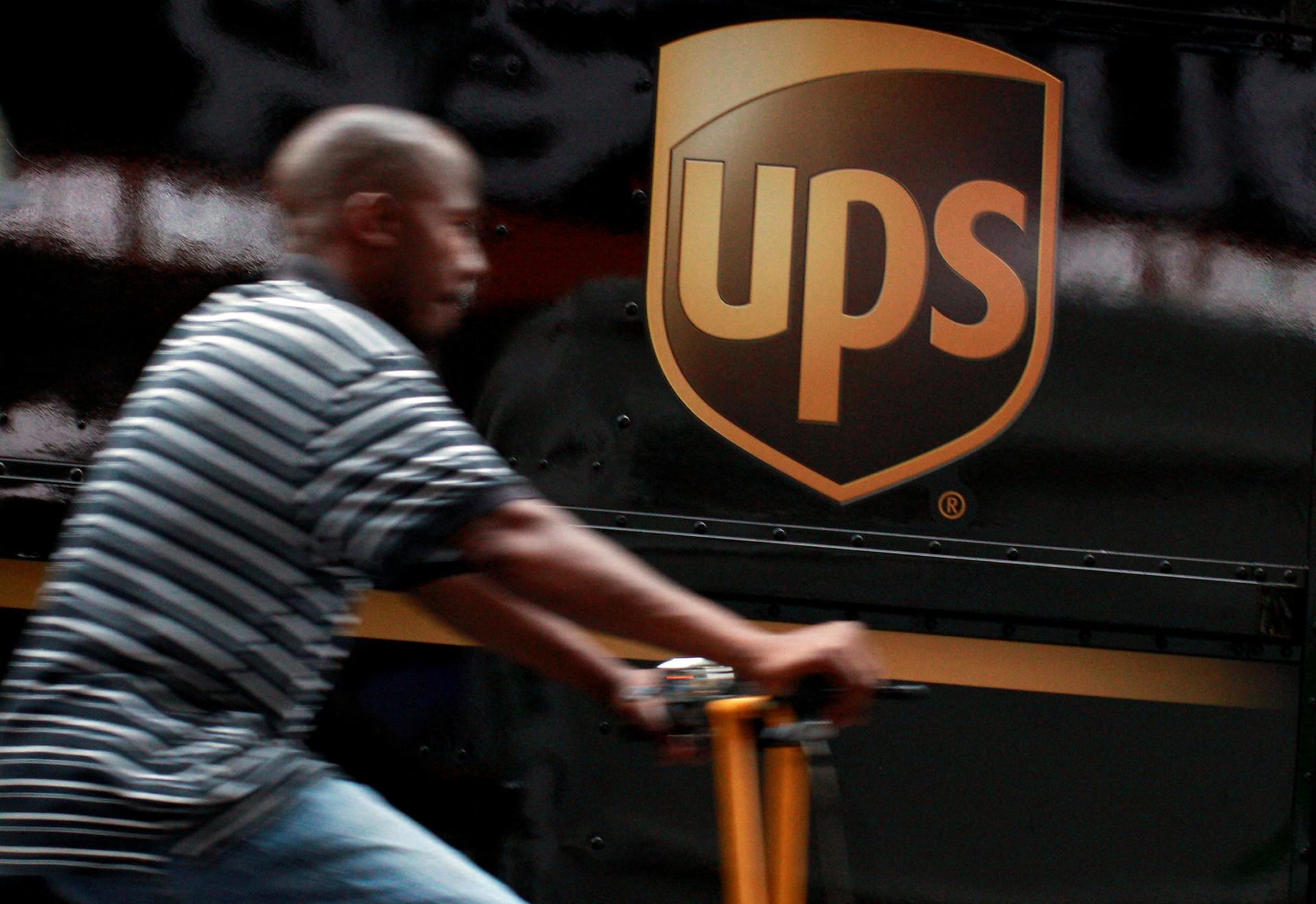Zisk aj tržby zásielkovej spoločnosti UPS klesli napriek rušeniu pracovných miest