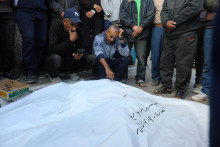 Smútiaci sa zhromažďujú pri telách Palestínčanov. FOTO: Reuters