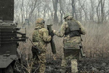 Ruskí vojaci spustili paľbu z plameňometov na ukrajinské pozície na neznámom mieste na Ukrajine. FOTO: TASR/AP