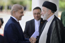 Iránsky prezident Ebráhím Raísí (vpravo) a pakistanský premiér Šáhbáz Šaríf. FOTO: TASR/AP