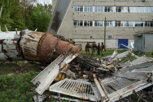Policajti stoja vedľa časti televíznej veže čiastočne zničenej ruským raketovým útokom v Charkove. FOTO: Reuters