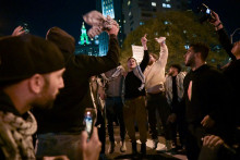 Študenti spievajú pri radnici po tom, čo absolvovali okupáciu na New York University. FOTO: Reuters