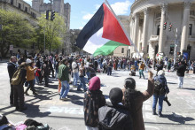 Niekoľko stoviek študent a propalestínskych sympatizantov protestujú proti vojne v Pásme Gazy na Yaleovej univerzite v New Haven. FOTO: TASR/AP