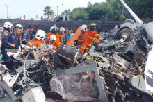 Príslušníci záchranných zložiek zasahujú po zrážke dvoch malajzijských vojenských vrtuľníkov na námornej základni. FOTO: Reuters