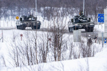 Fínske tanky Leopard 2 počas cvičenia za Polárnym kruhom. FOTO: Profimedia