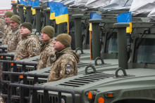 Ukrajinskí vojaci sa v posledných týždňoch sťažujú aj na nedostatok granátov. Americká pomoc by mala túto trhnlinu zaceliť. FOTO: Reuters